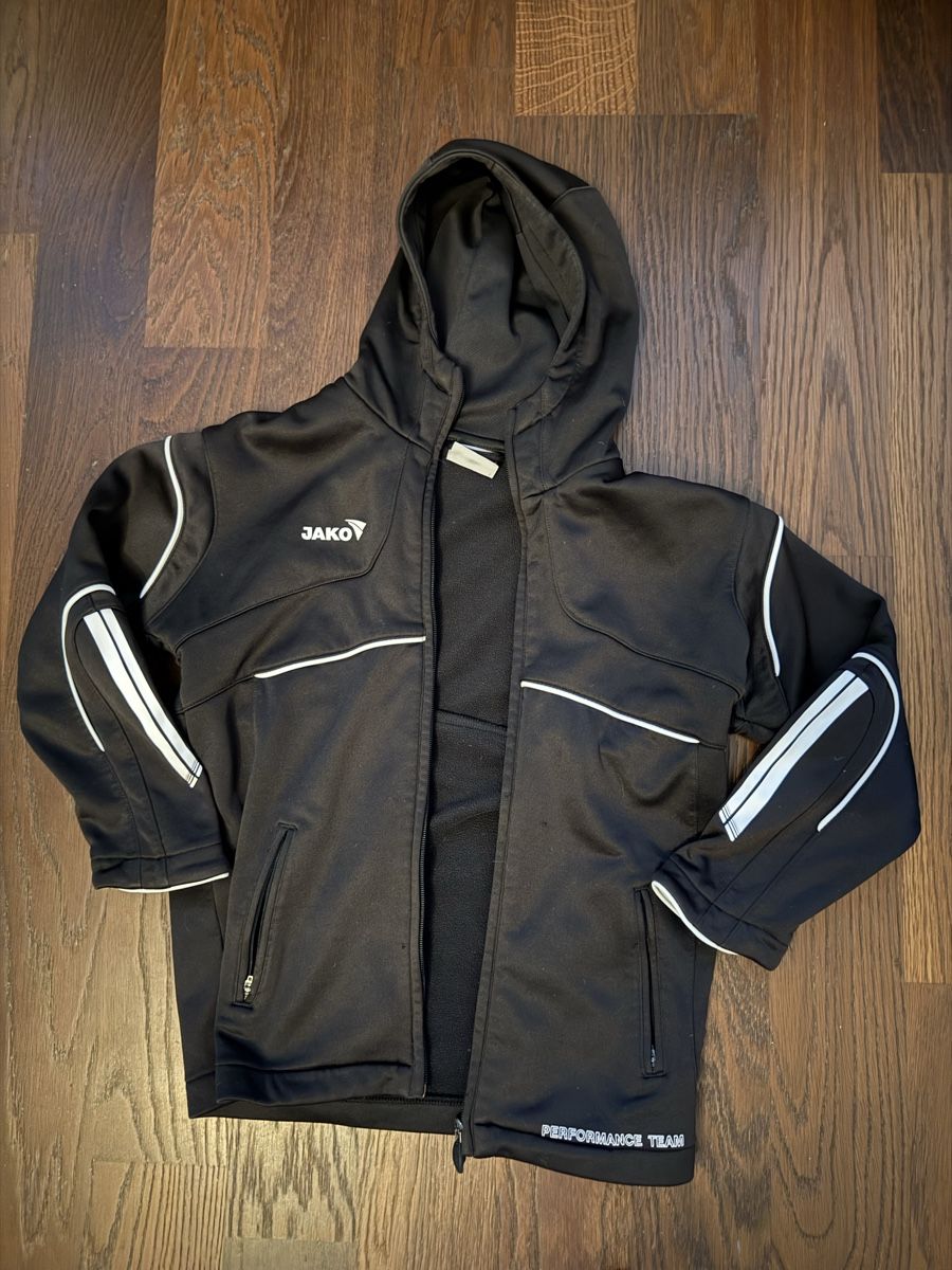 Jako-O Giacche: Jako Trainingsjacke mit Kapuze, Gr. 140 – Usato da Niederbüren venduto da Debby09