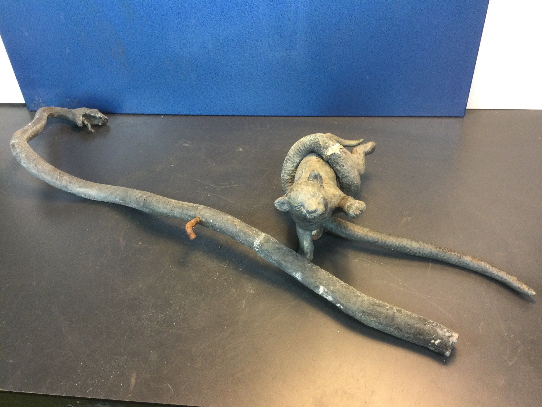 Sculptures & Statues: Defekte Bronce Schlange mit Beute Katze oder ändlich – Défectueux à Wangen SZ par kuriosum12 5