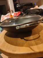 Grosse  WOK-Pfanne aus Gusseisen und passenden Glasdeckel 
