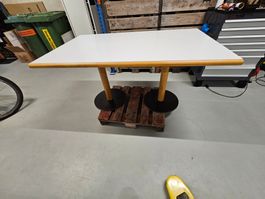 Konferenztisch mit runden schweren Metallfüssen