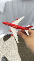 ein kleines metall flugzeug ist auf einen ständer ein a380