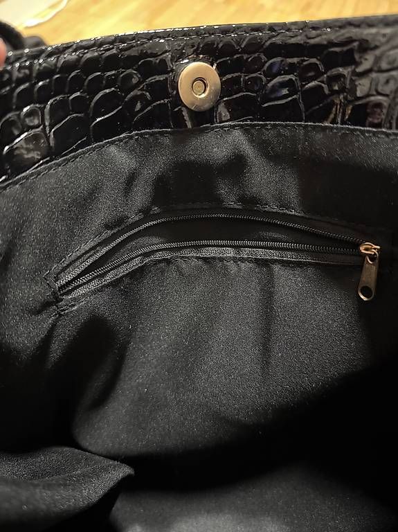 Sacs femmes: Schwarze Handtasche mit Kroko-Optik – D'occasion à Bassersdorf par A.Perez8 1