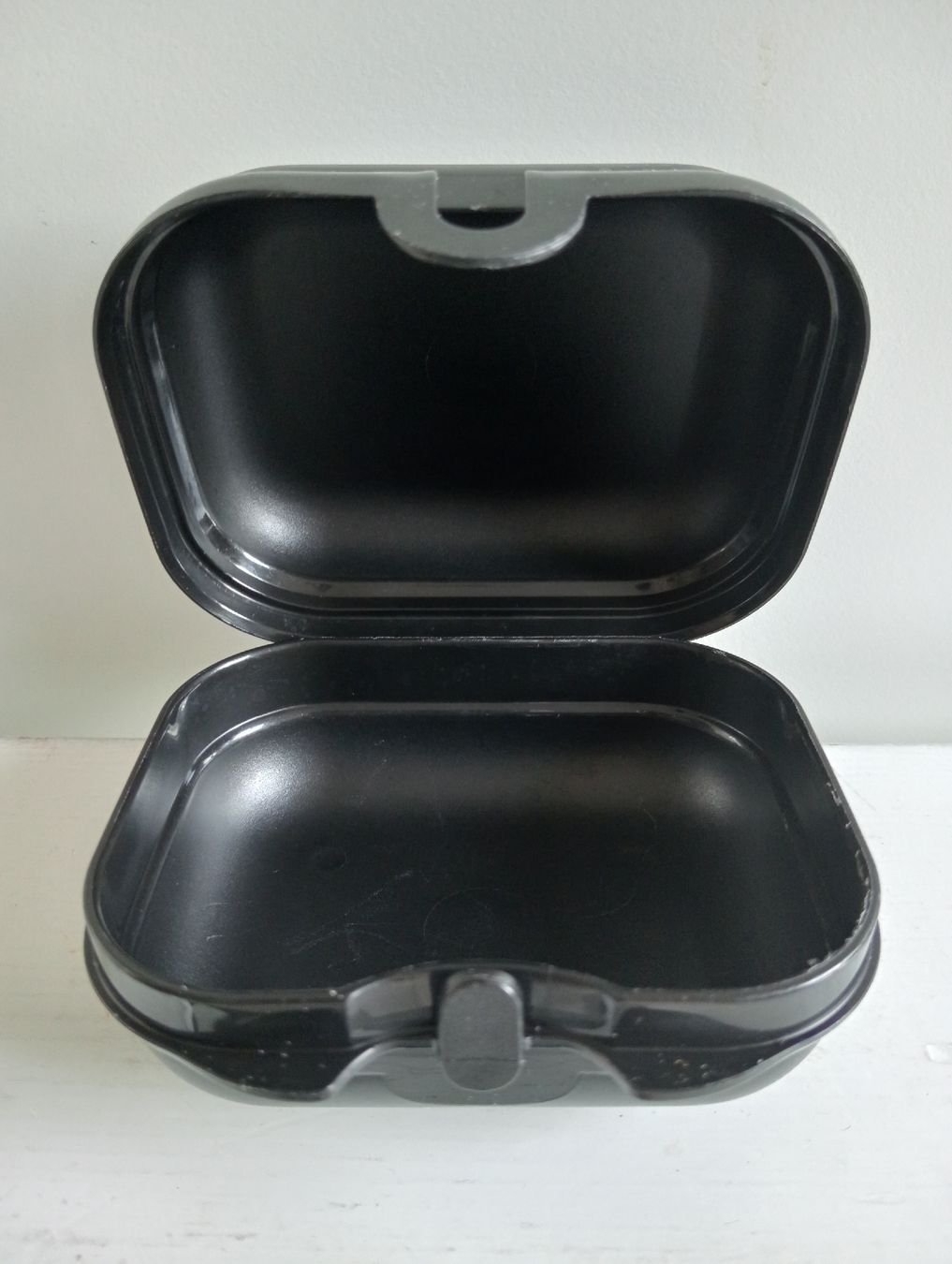 Tupperware Behälter & Ähnliches: Tupperwaredose, schwarz mit Steinbock-Motiv – Gebraucht aus Allschwil von Evgeniia78 2