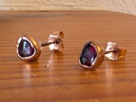 Roségoldene Ohrstecker mit Granat