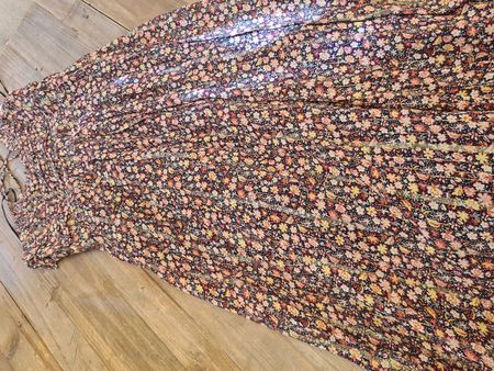 Sommerkleid mit Blumenmuster goldfarben gestreift bunt