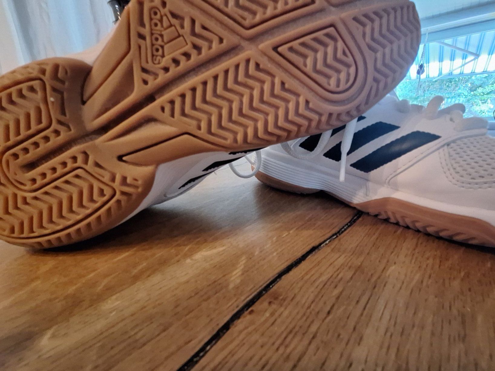 Adidas Damenschuhe: Weisser Adidas-Hallenturnschuh, Gr. 38 – Gebraucht aus Malters von Pajas81 2