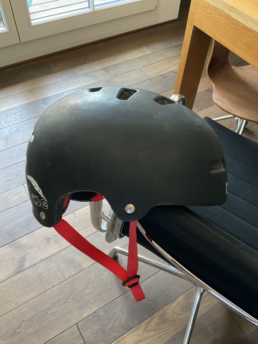 Caschi: TSG Kickboard Helm, Grösse 10-14-Jährige – Usato da Rapperswil SG venduto da Chriki0