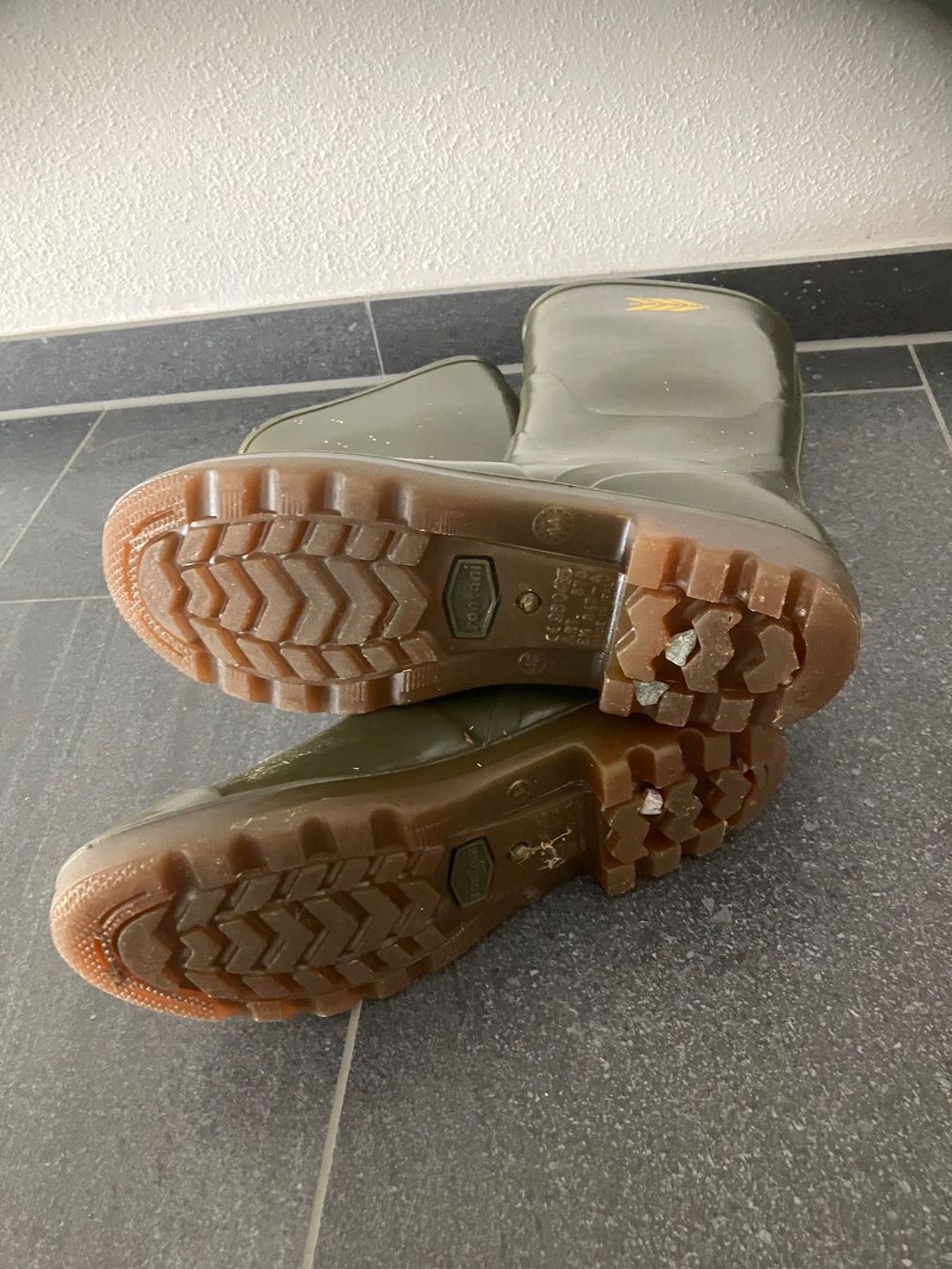 Scarpe da uomo: Arbeitskleidung Stall Stiefel Gr.43 – Usato da Bettwiesen venduto da Zustand57 2