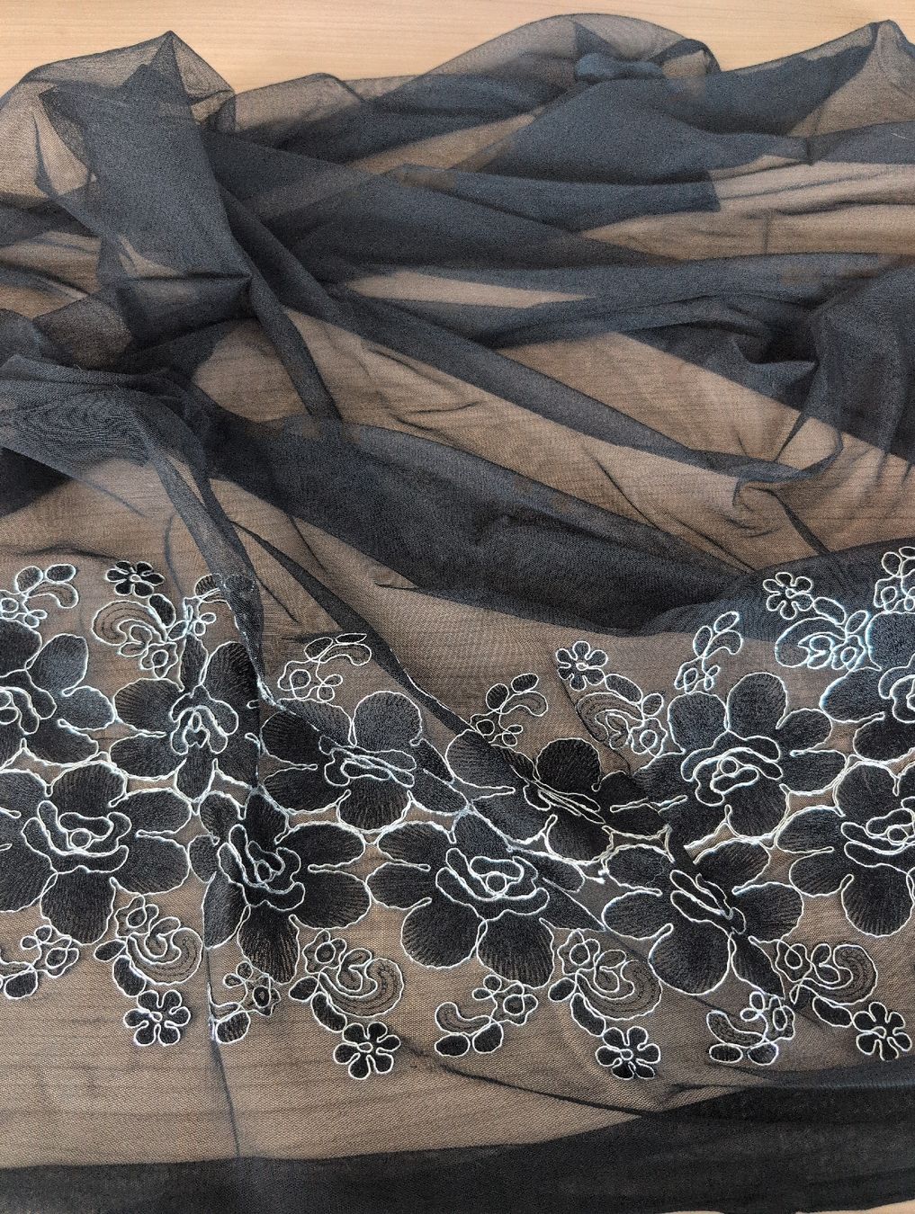 Stoffe: Stoff mit Blumenstickerei schwarz/silber – Neu (gemäss Beschreibung) aus Frauenfeld von syre01 2