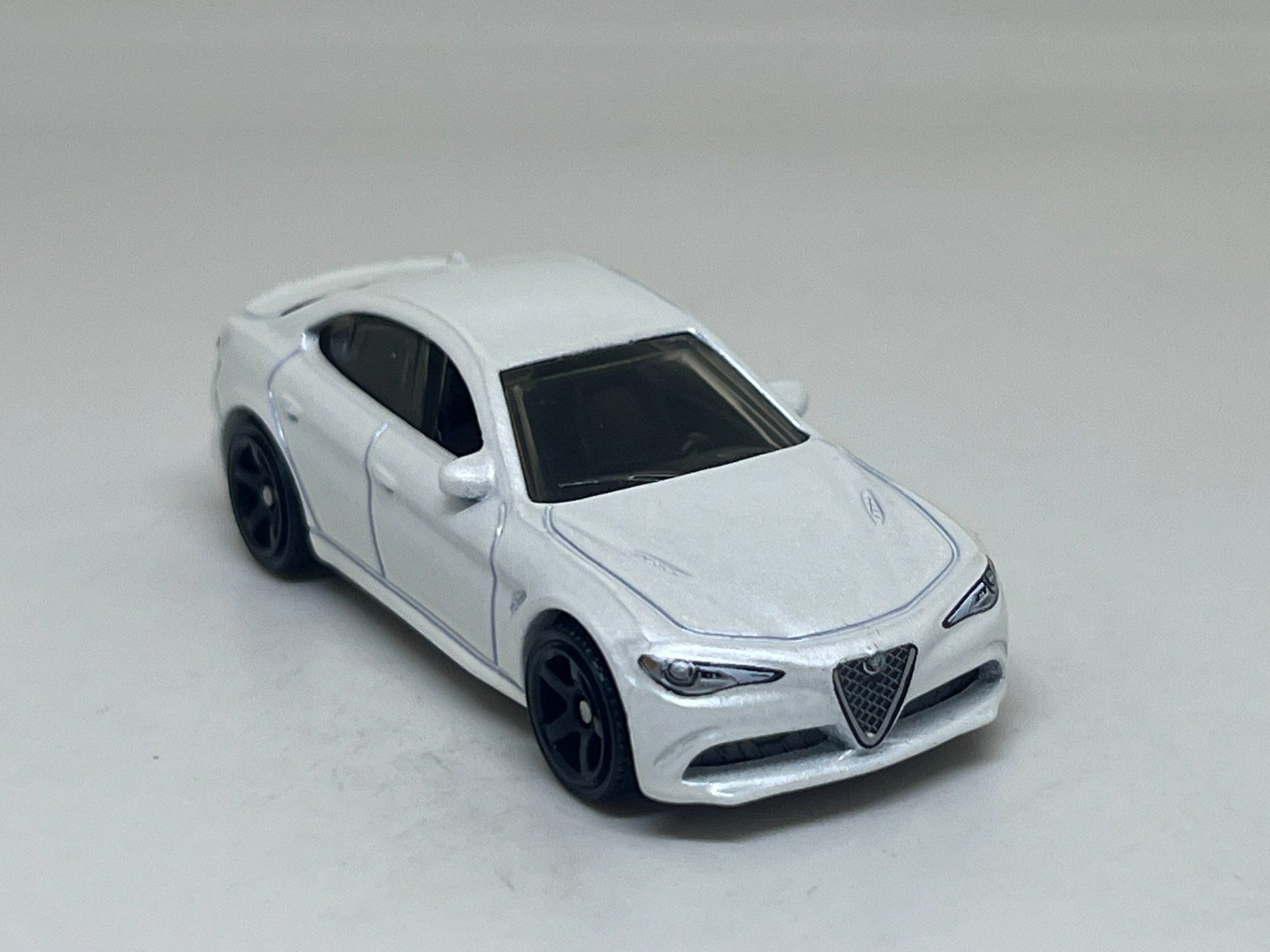 Matchbox Modellini d'auto: Matchbox 2016 Alfa Romeo Giulia #673 – Usato da Wildegg venduto da LaaBoutique