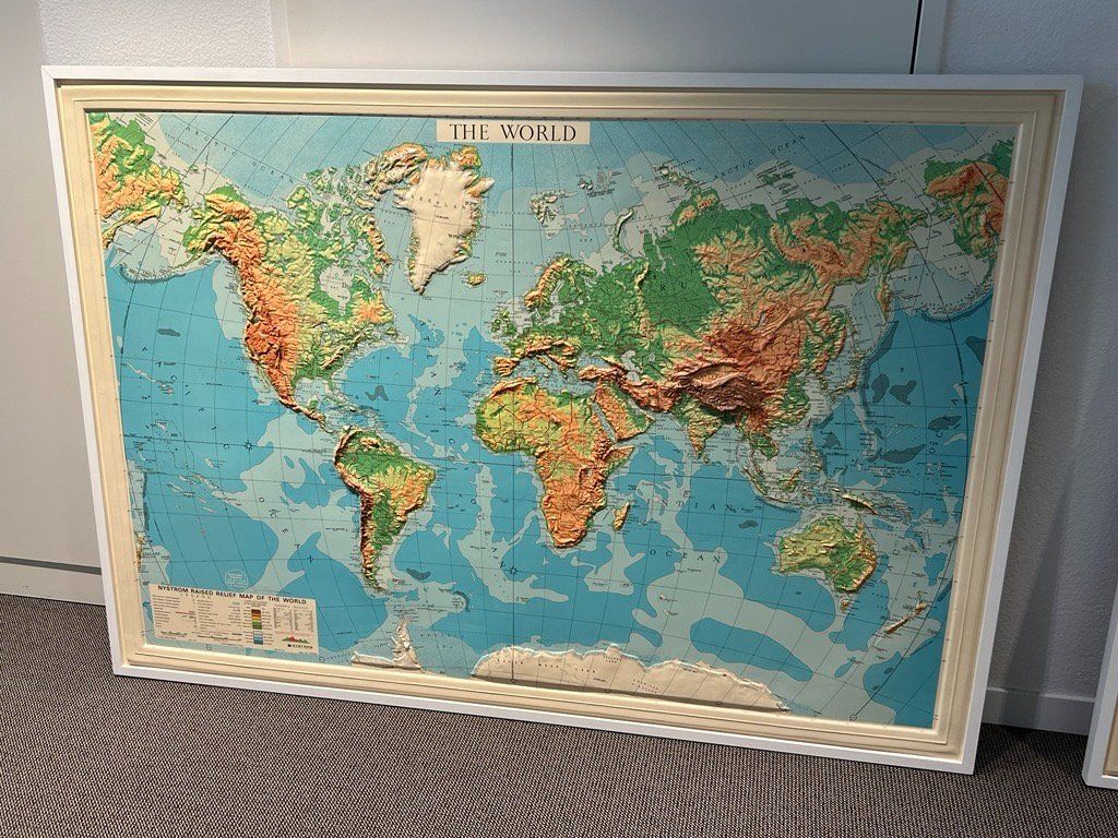 Cartine & Atlanti: Physische Reliefkarte "The world" – Usato da Zürich venduto da Limmatquai8001