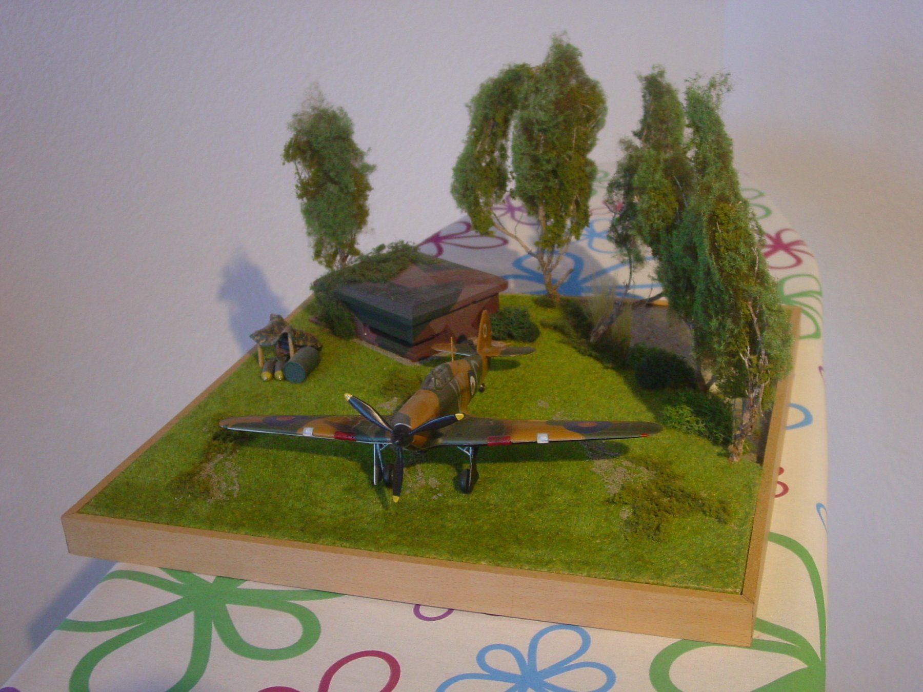 Kit di modellismo & Modellini statici: Hawker Hurricane 1/48 mit Diorama – Usato da Hirschthal venduto da Juribu 1