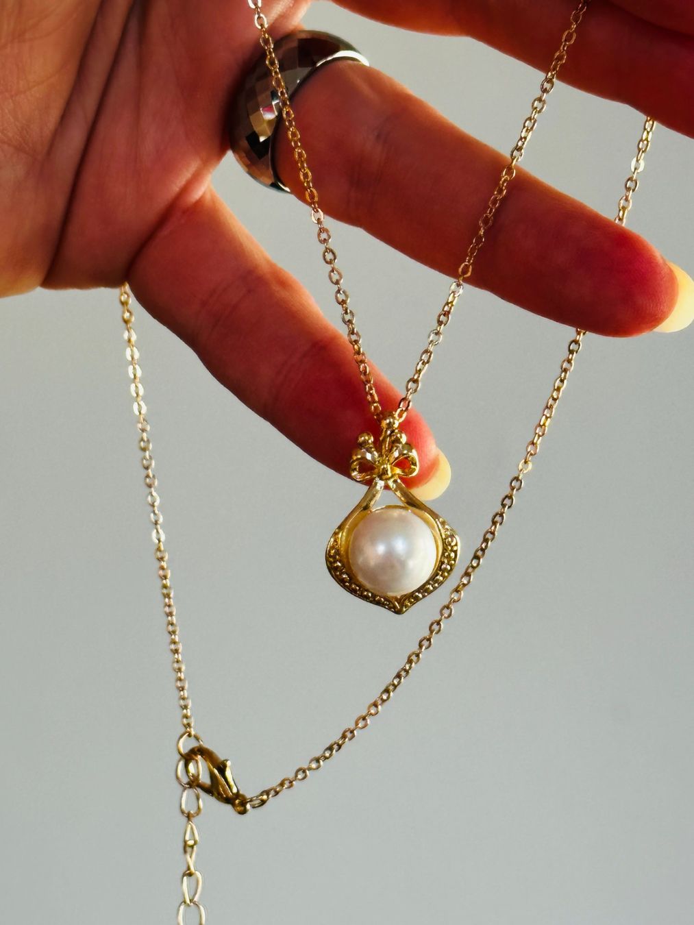 Catenine: Shell white Pearl Necklace – Nuovo e nell'imballaggio originale da Genève venduto da AGBERG 2