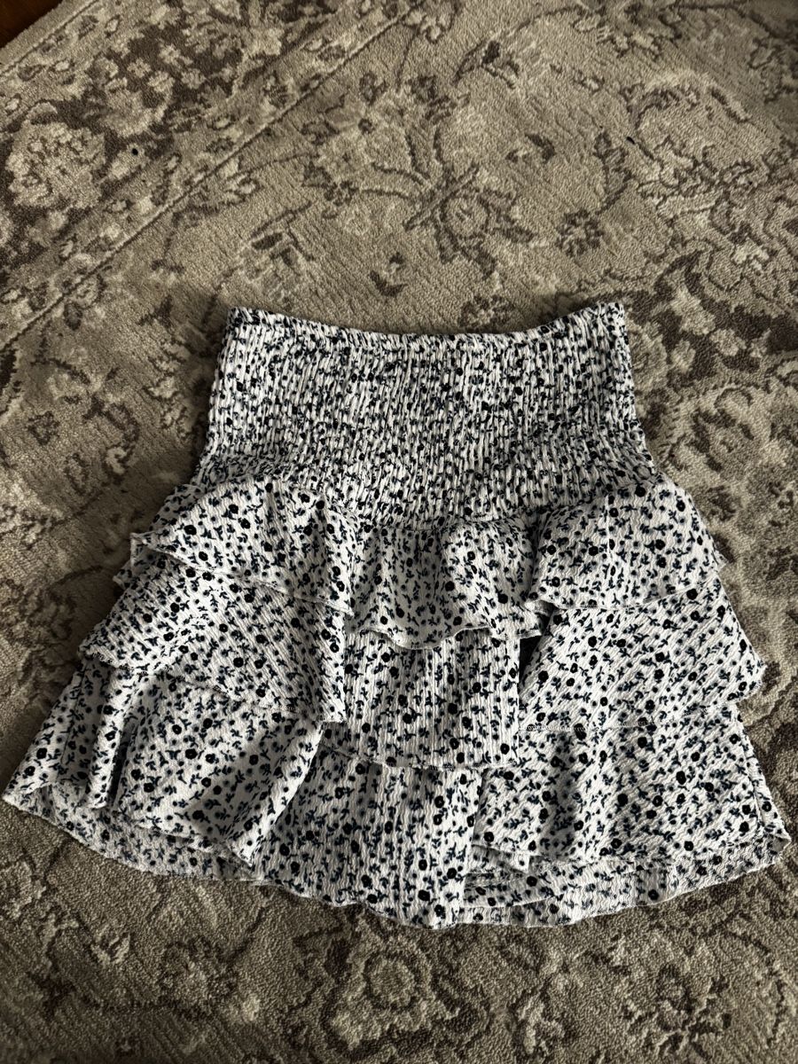 H&M Jupes: Mini Rock Blumen – D'occasion à Schaan par kri_tsw8