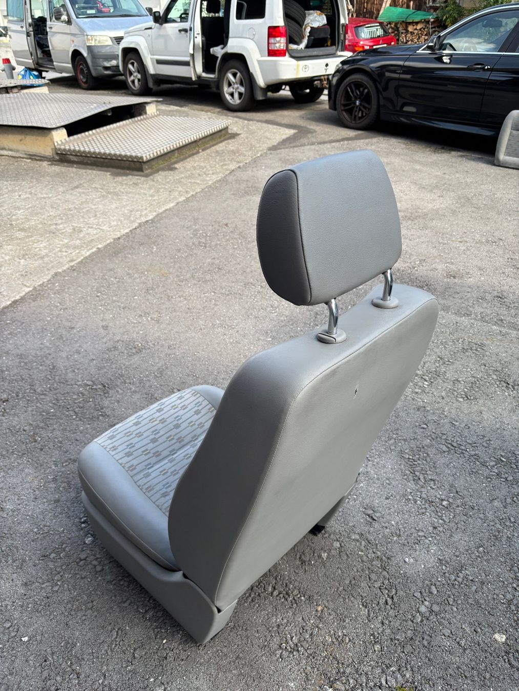 VW Tutti pezzi di ricambio auto: VW T5 Fahrer oder Beifahrersitz – Usato da Gams venduto da mir_n5kk 3