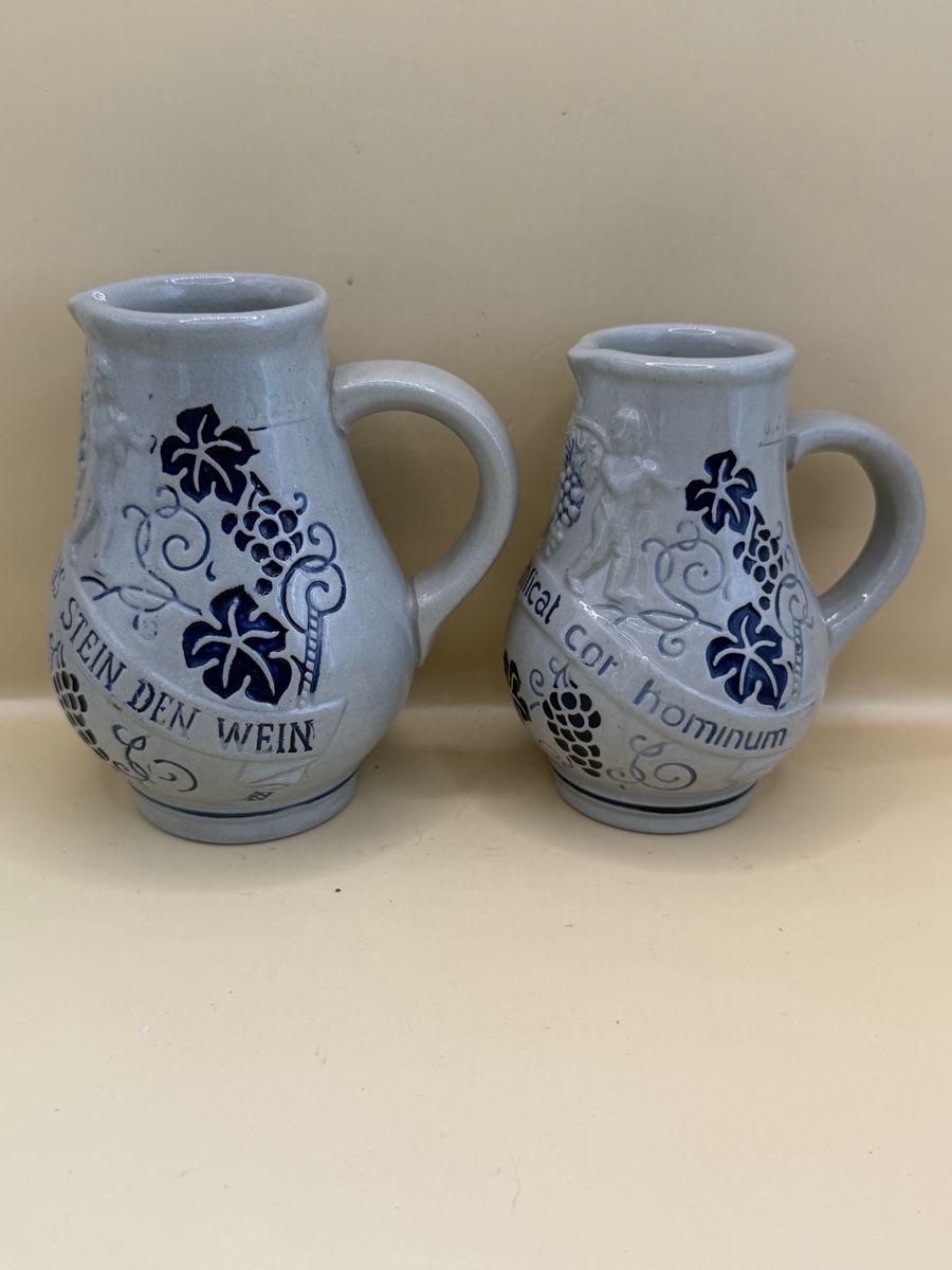 Caraffe: 2 pichets grès bleu décor vigne vintage Allemagne – Usato da Genève venduto da sho_67qj 3