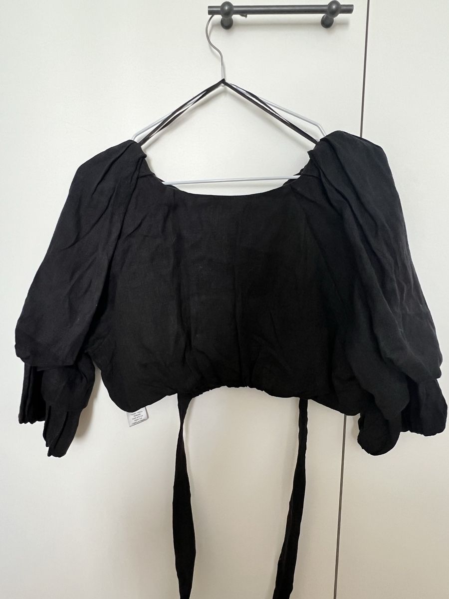 Top: Black Puff Sleeve Cropped Top – Usato da Zürich venduto da lexi_alex 2