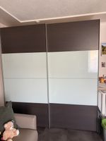 Schwebetürenschrank dunkel mit Glaseinsatz gut erhalten