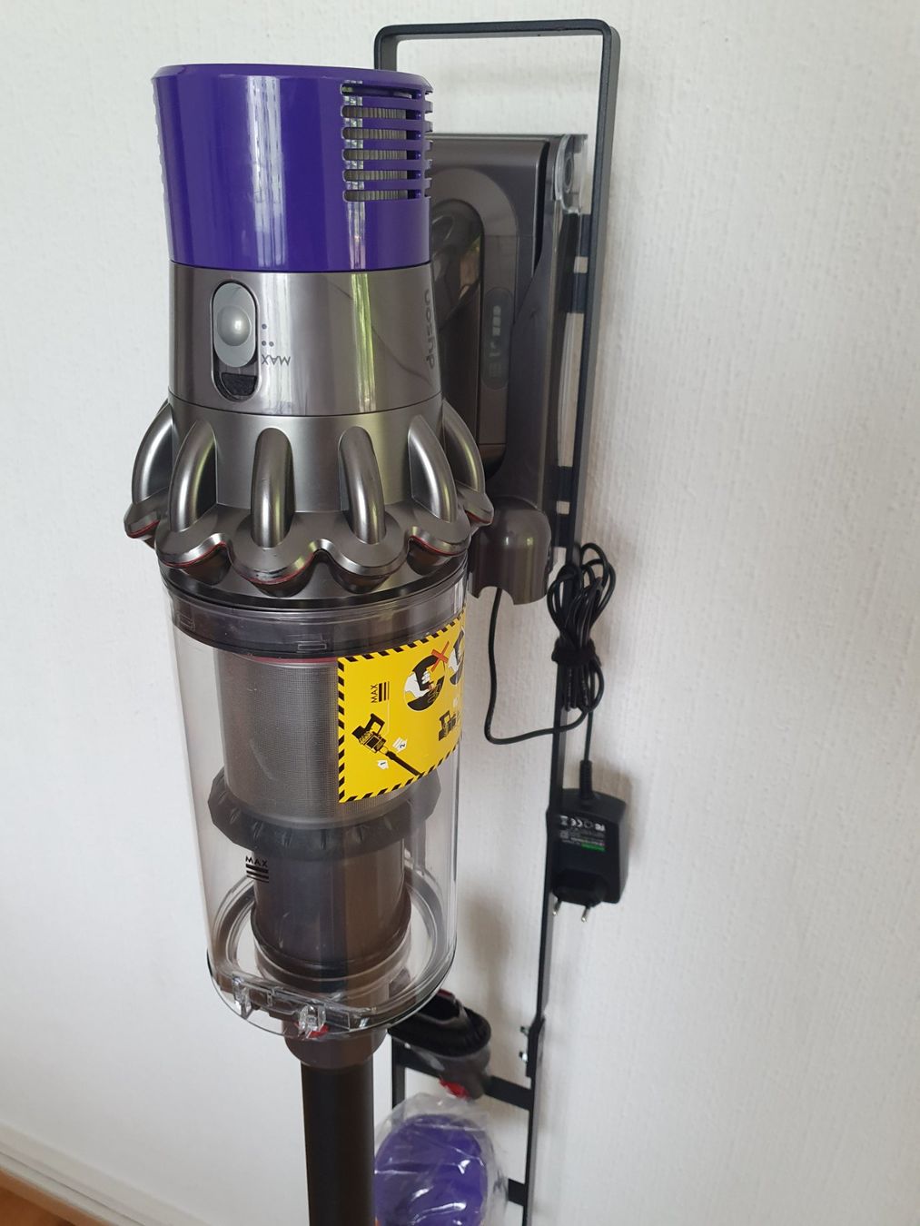 Dyson Aspirapolveri & Accessori: Dyson V10 avec stations de rangement – Usato da Prilly venduto da RoDyRe 4