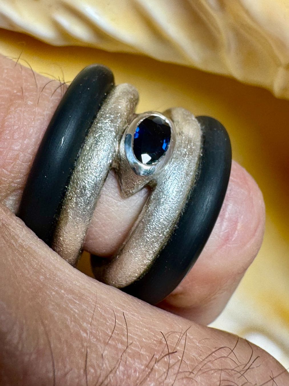 Anelli: Handgeschmiedeter Silberring mit blauem Saphir & Kautschuk – Nuovo e nell'imballaggio originale da Jona venduto da Herzschmiede 1
