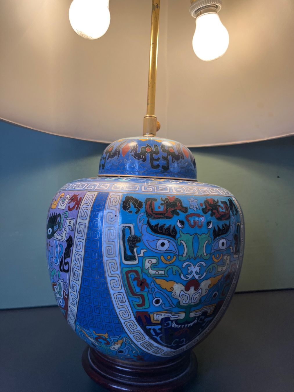 Lampade: Chinesische Cloisonné Tischlampe mit Stoffschirm – Usato da Otelfingen venduto da Yossi-68 3