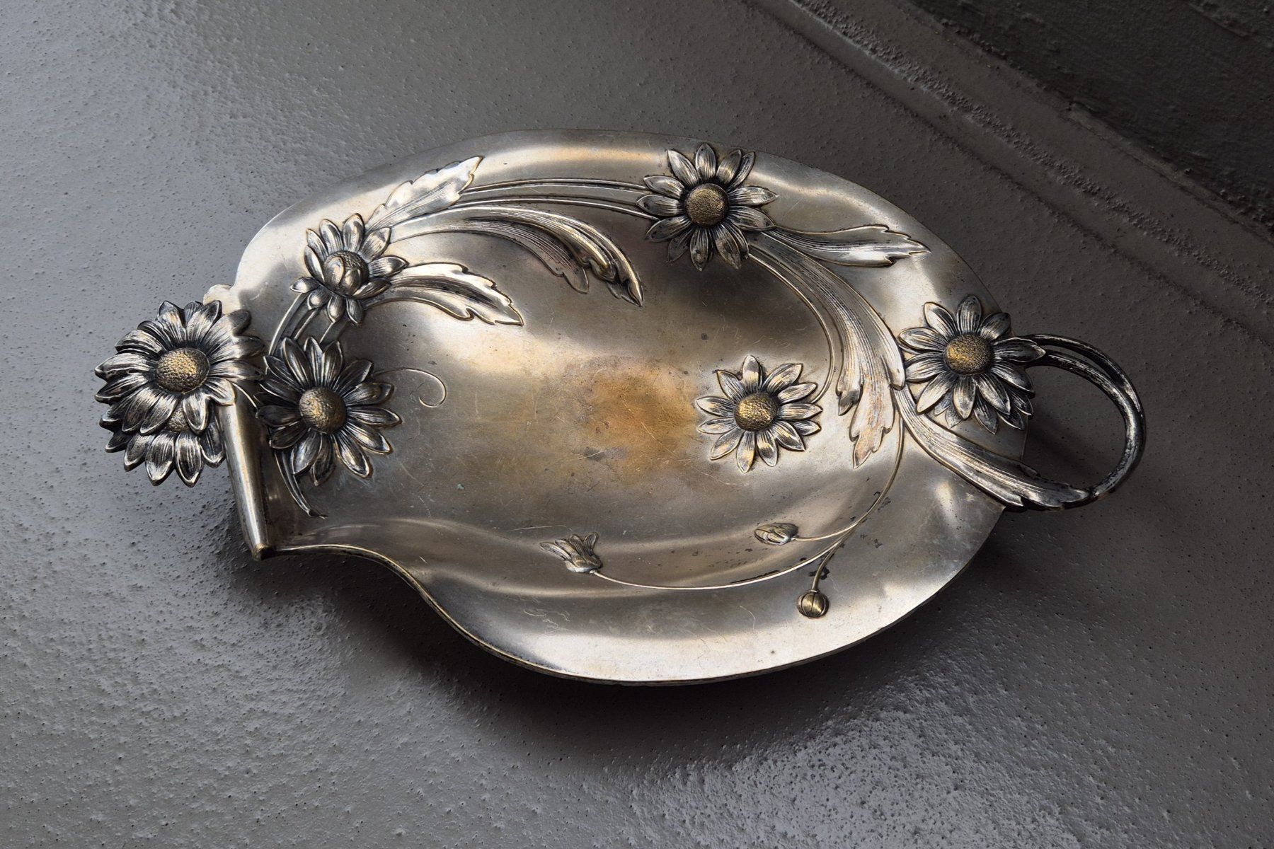WMF Ciotole: WMF Jugendstil-Schale mit Blumendekor – Usato da Zürich venduto da brinkosos