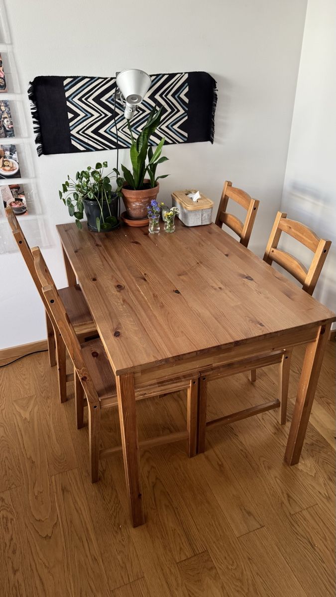 Tische: Holz Esstisch mit 4 Stühlen – Gebraucht aus Wallisellen von knopje 1