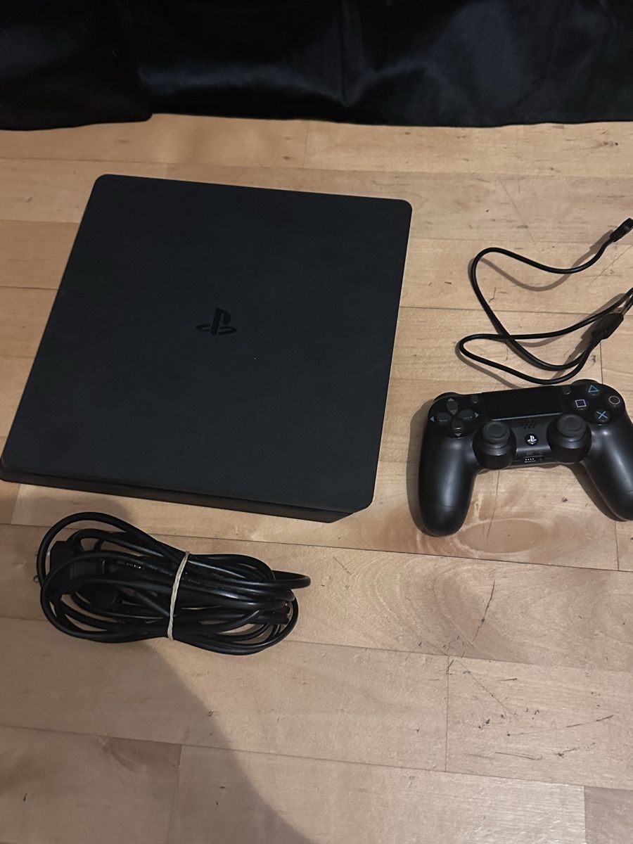 Sony Console: PS4 slim – Usato da Le Lignon venduto da Crocogril