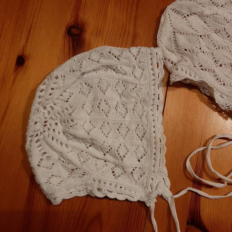 Bambole: 4 Kinderkäppchen - 3 kunstgestrickt eines mit Spitzen – Usato da Schafisheim venduto da annina55 1