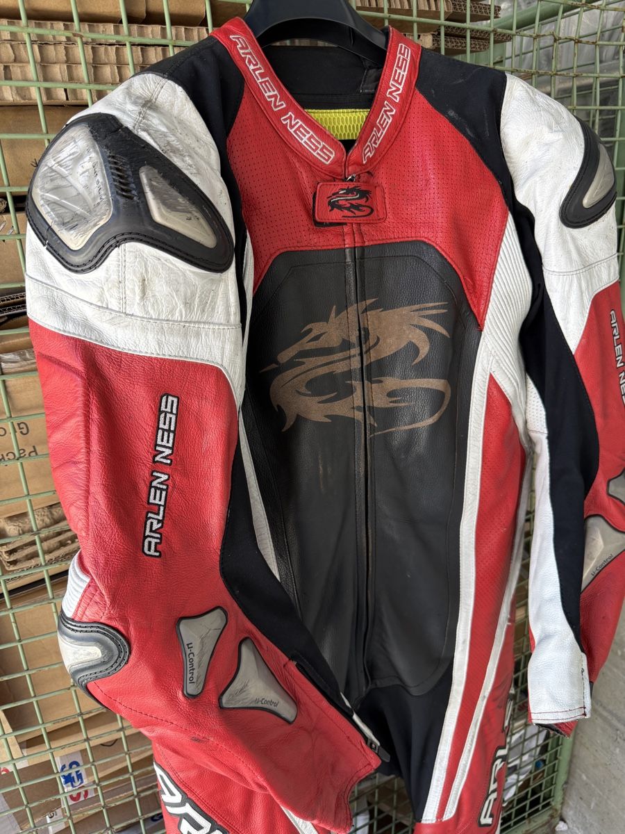 Toutes les pièces détachées moto: Combinaison racing Arlen Ness taille 56  – Défectueux à Cossonay-Ville par Jeromek 1