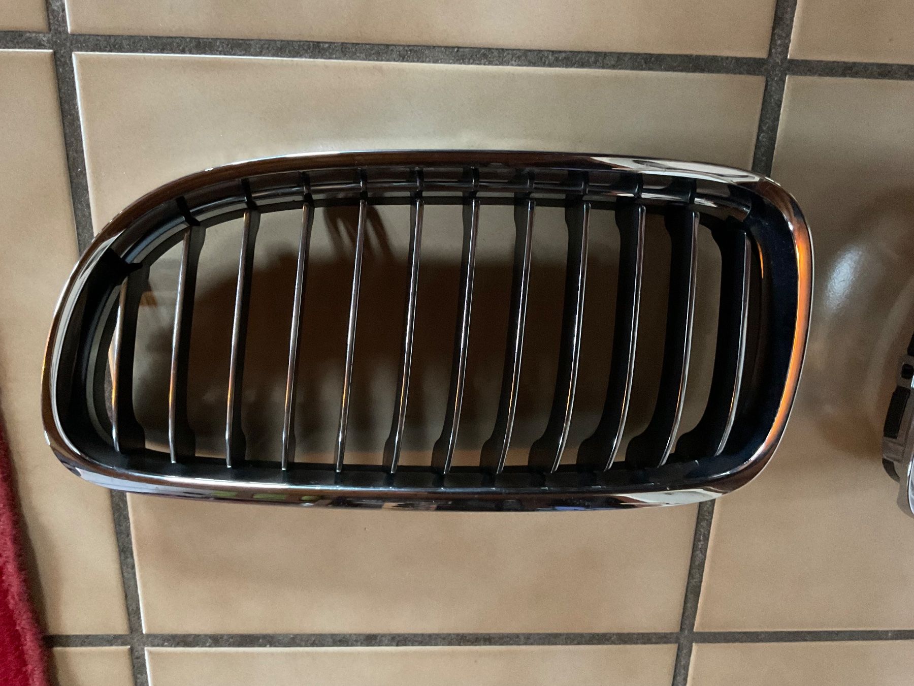 BMW Tutti pezzi di ricambio auto: Grilles BMW E90 & E91 couleur chrome d’origine – Usato da Cortébert venduto da Wolphy 3