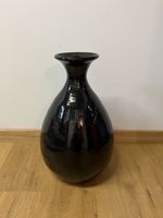 Schwarze Vase