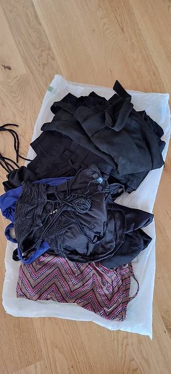Lotti di vestiti: Schwangerschafts-Kleider – Usato da Liebefeld venduto da Puedu