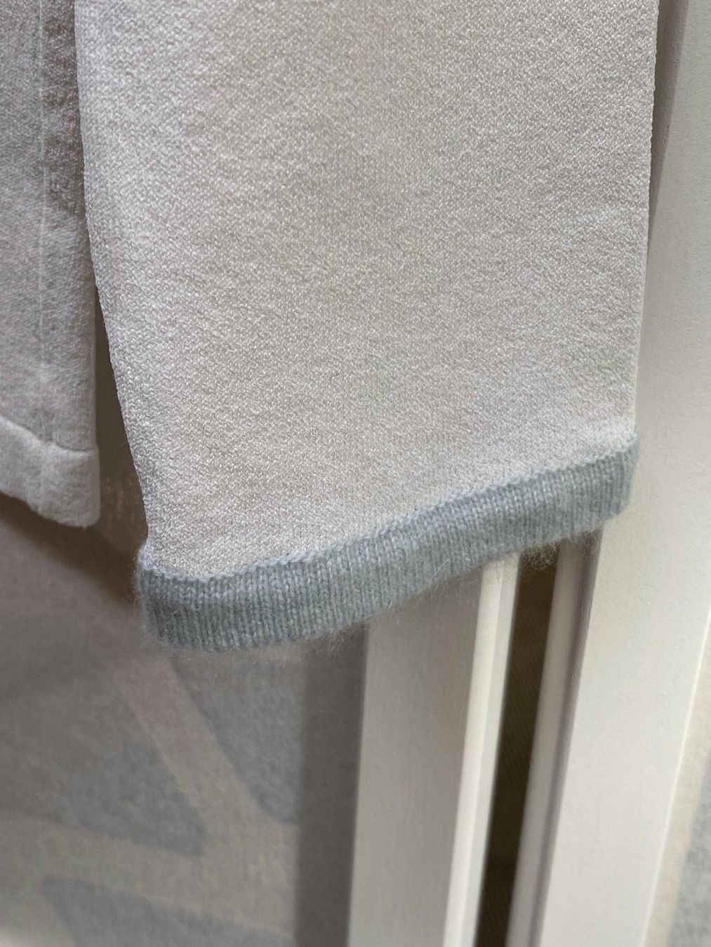 Top: Joli pull blanc avec motif. XS – Nuovo (secondo la descrizione) da Grund b. Gstaad venduto da PlageNeige 1