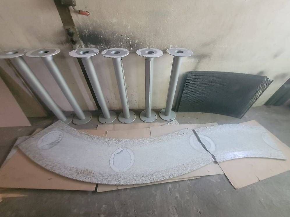 Allestimento di negozi e stand fieristici: Stehbar massiv mit Granitplatte – Usato da Dietwil venduto da tearak 2