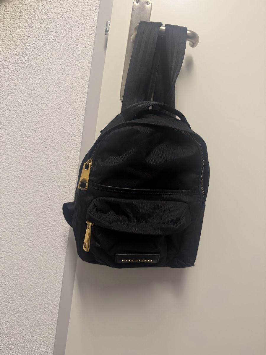 Marc Jacobs Zaini: Original Marc Jacobs Mini Backpack, schwarz/gold, neuwertig – Usato da Liebefeld venduto da Hoka2 1