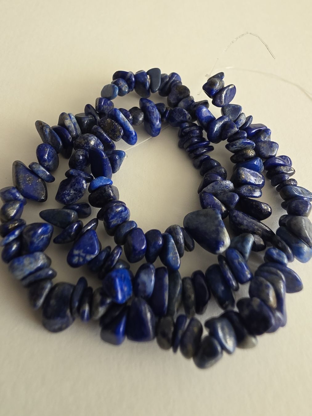 Minerali & Pietre curative: Lapislazuli Splitter ca. 4-12mm. Strang ca.40cm. – Nuovo e nell'imballaggio originale da Menziken venduto da Mirager