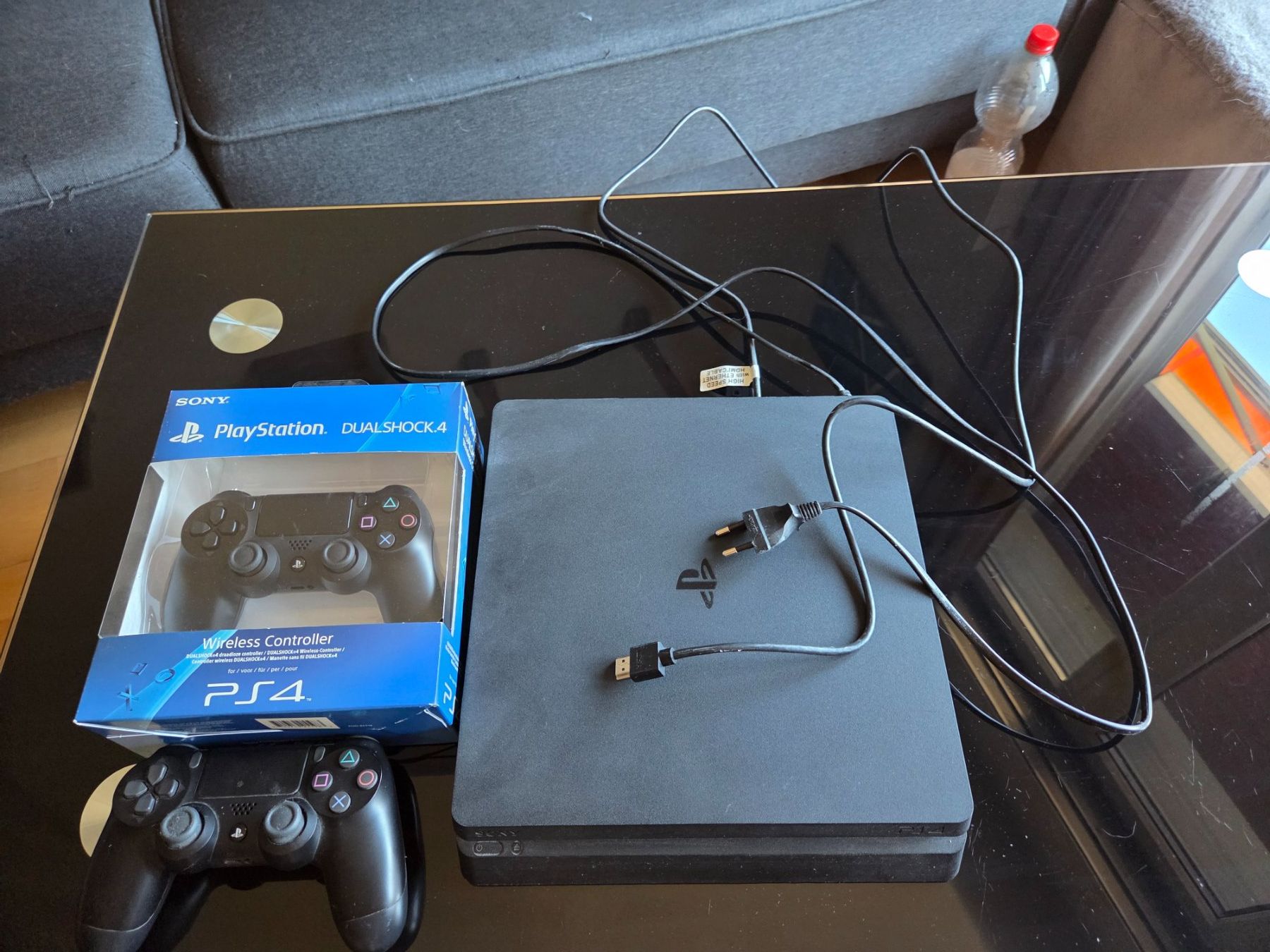Sony Console: PS4 Slim Konsole mit  2 Controllern, CHF 170 – Usato da Zürich venduto da Kednopser