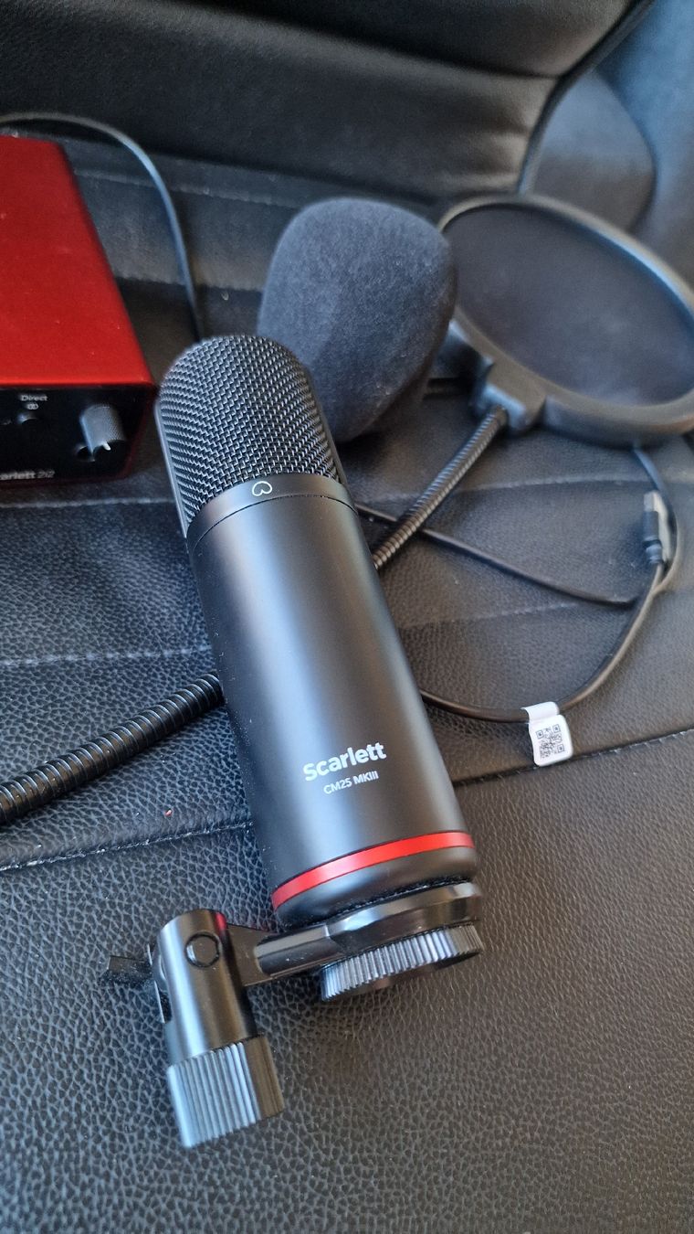 Focusrite Attrezzatura per studi di registrazione: Focusrite Scarlett 2i2 rote Audio-Interface Mikrofon und Pop – Nuovo (secondo la descrizione) da Bern venduto da mic_5fd9 1