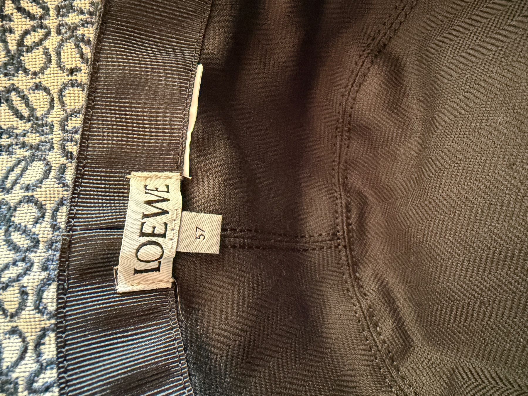 Loewe Copricapi, berretti & cappellini: Loewe Bucket Hat Damen 57cm – Usato da Wädenswil venduto da Alice_style 4