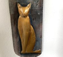 Katzenfigur Relief, vergoldet auf altem Original-Dachziegel