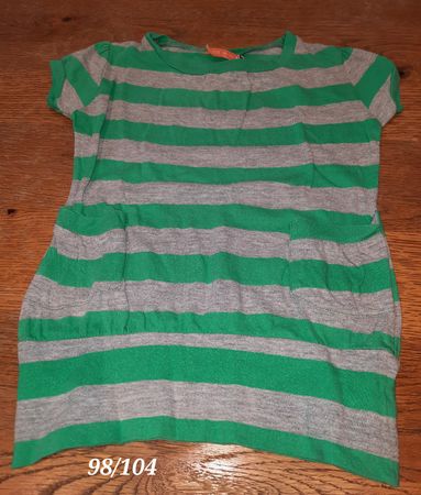 Grünes/graues T-Shirt 98/104