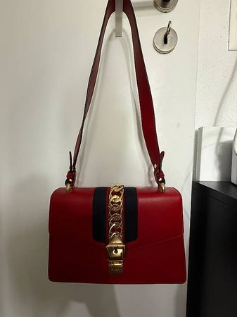 Gucci Sylvie Schulter Handtasche Rot Gold Leder Top Zustand