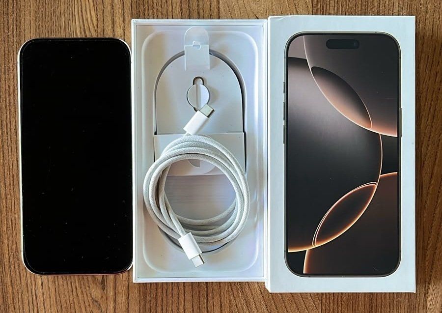 Apple Telefoni cellulari / Smartphones: iPhone 16 Pro 128 Go Titane Sable (boîte & câble) Comme neuf – Usato da Mies venduto da Naomita