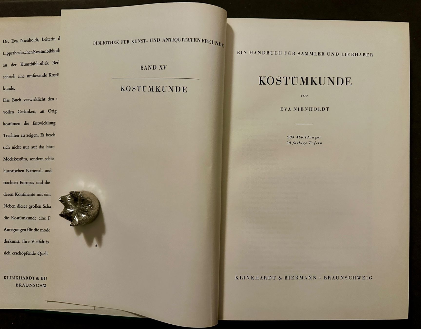 Livres: Eva Nienholdt: Kostümkunde. Ein Handbuch – D'occasion à Zürich par allp 2