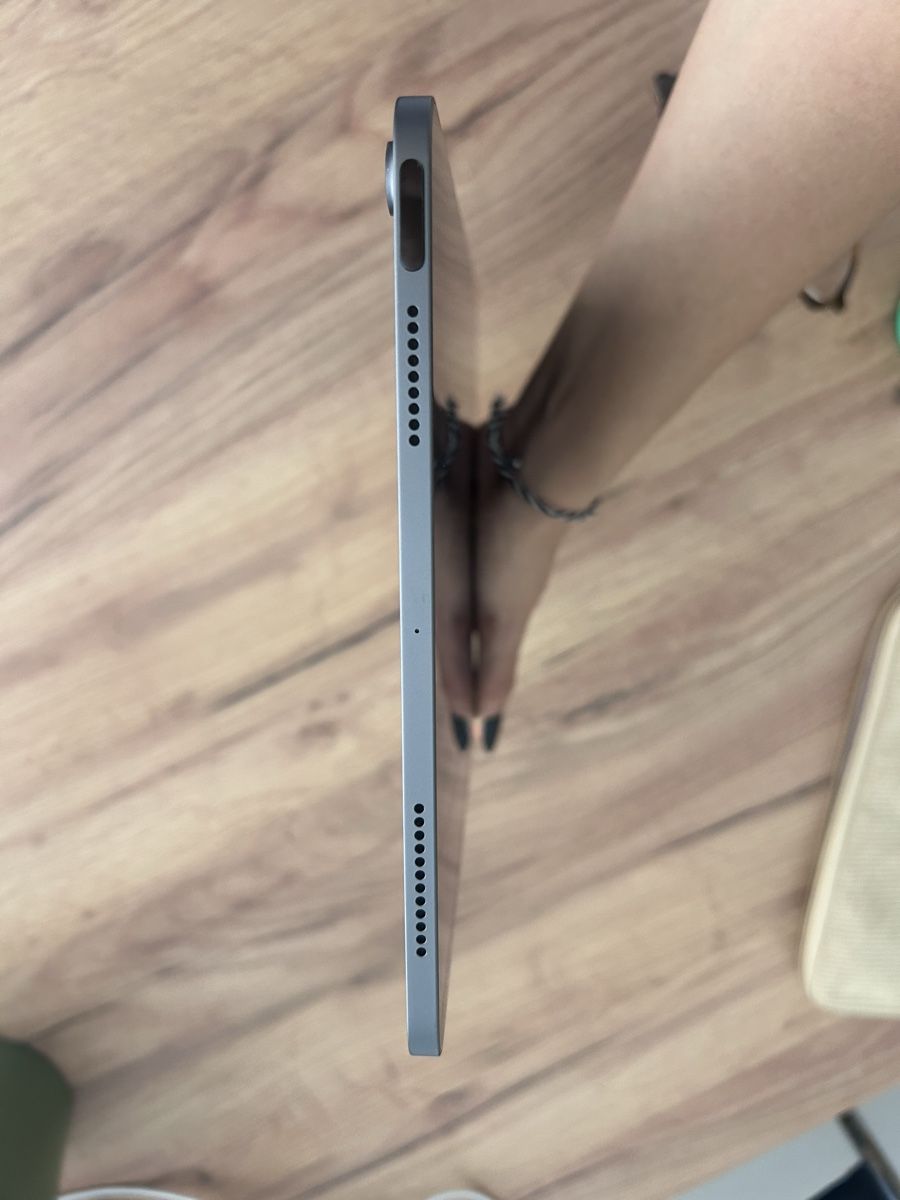 Apple Tablet PC: Apple iPad air, 5. generation  2022 – Gebraucht aus Wil SG von Thin-stuff98 3