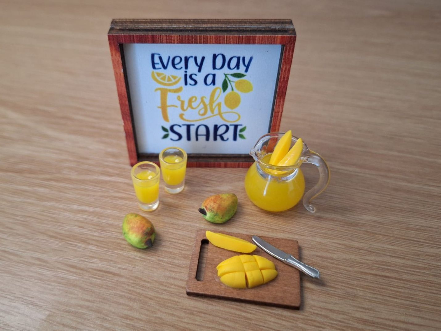 Case e mobili per bambole: Frisch gepresstes Mangosaft Set – Nuovo (secondo la descrizione) da Zürich venduto da HandmadeTinyFood 3
