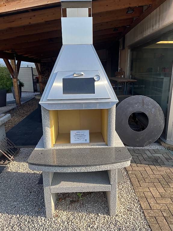 Grills: Gartencheminée Valbella Granit mit Backfach Ausstellmodell – Gebraucht aus Safnern von baehler_cheminees_AG