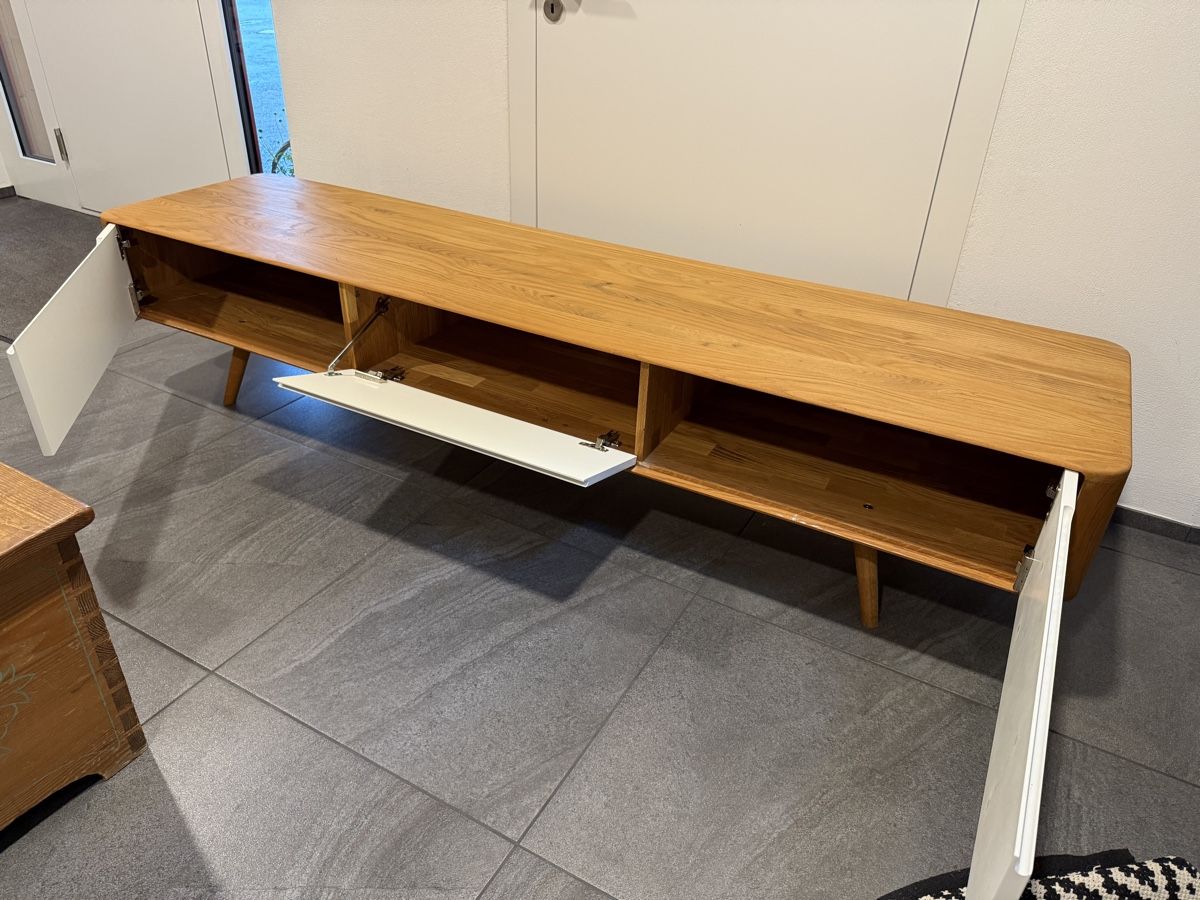 Pfister Mobili TV: TV-Möbel / Sideboard aus Eiche. 225x55x45 – Usato da Eschen venduto da sba_8jzv 1