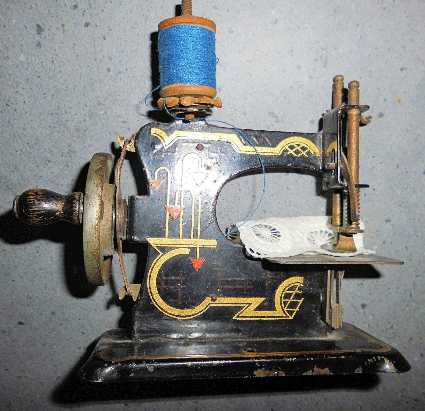 Giocattoli: Kinder-Nähmaschine div. Metalle ca. 1920 – Usato da Basel venduto da Bingis 4